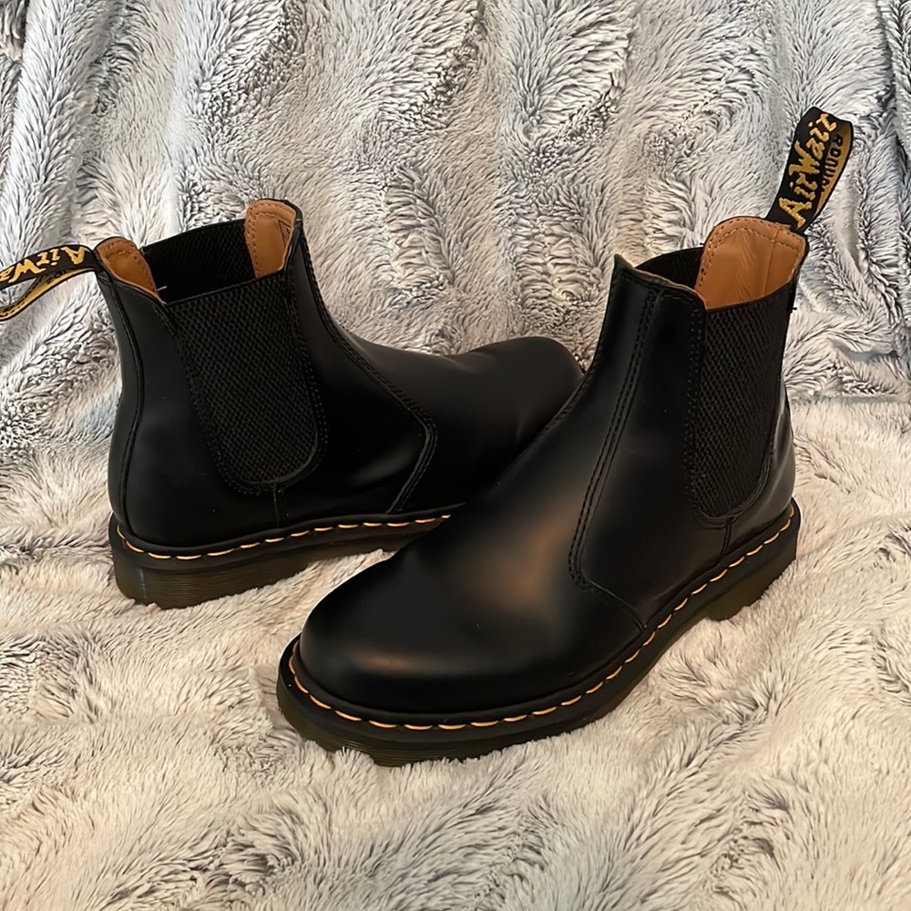 Dr. Martens 2976 Chelsea Boot - Women’s 8 in Black